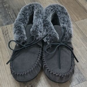 Minnetonka Gray Suede Faux Fur Lined Moccasin Slippers